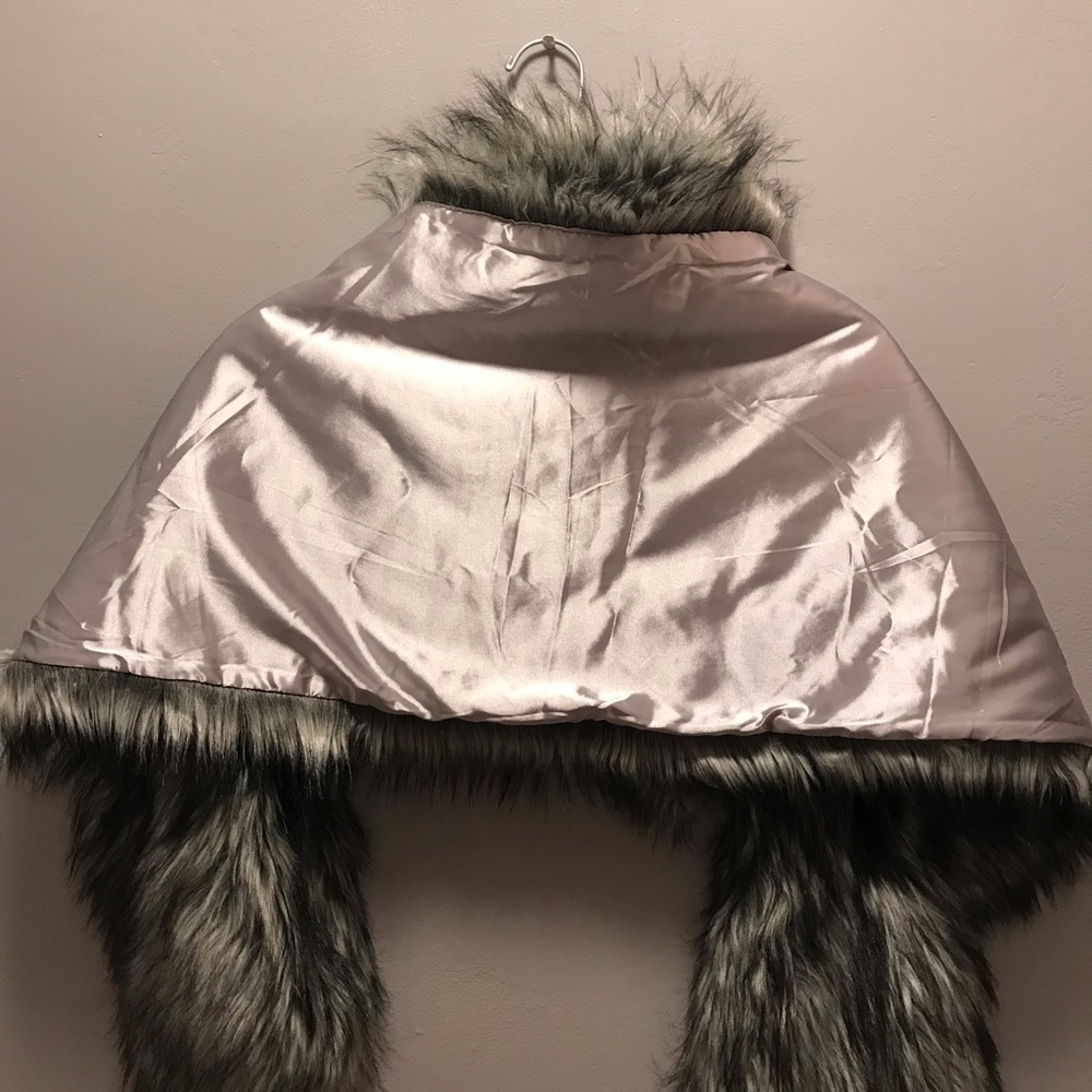 Gorgeous gray faux fur wrap. - Picture 3 of 5